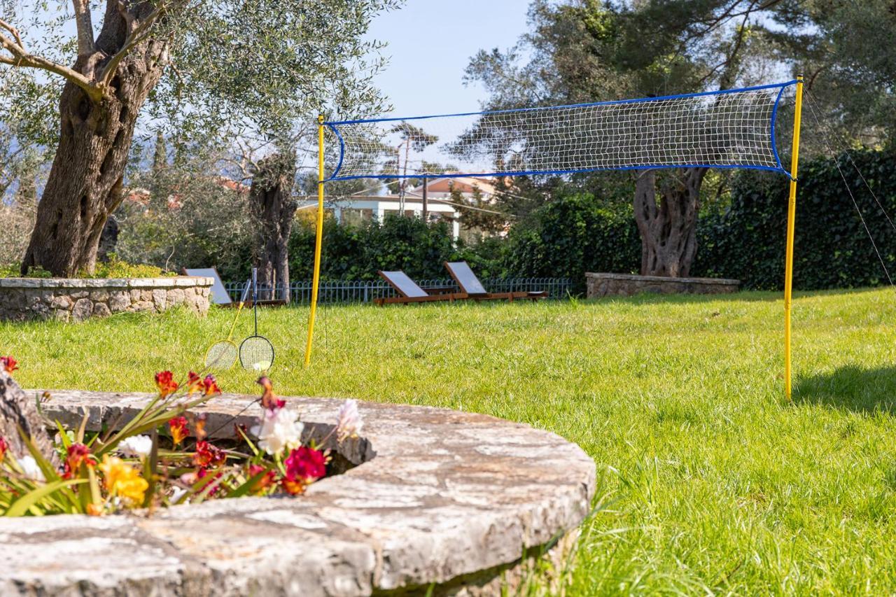 Spyrelia Villa With Private Pool & Outdoor Hot Tub Dassiá Eksteriør bilde